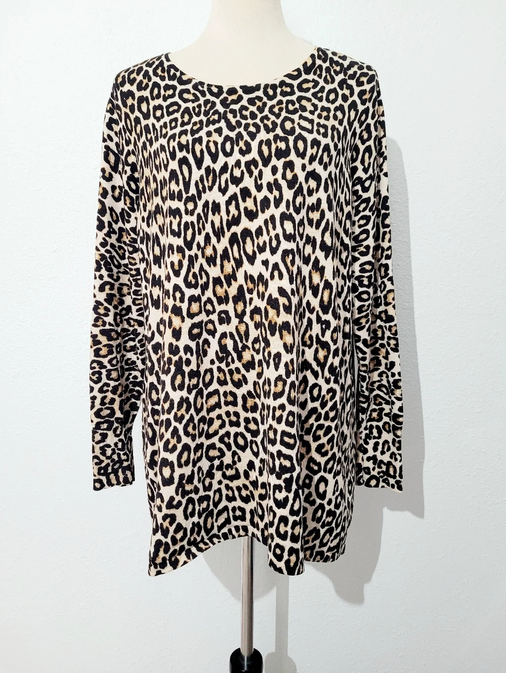 Chico’s Leopard Print Tunic Top Size Medium Animal Print Long Sleeve Stretch - Picture 2 of 11